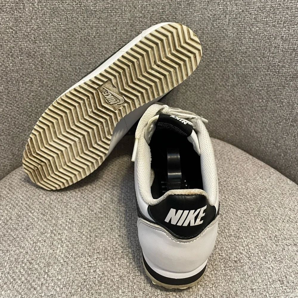 NIKE CORTEZ- youth sneakers in a classic white and black colorway. Size 5 - Picture 5 of 6
